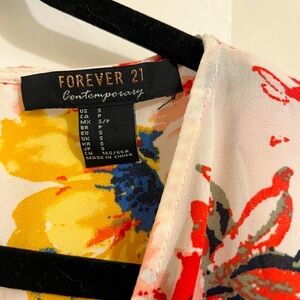 Women’s Forever 21 floral shorts romper.